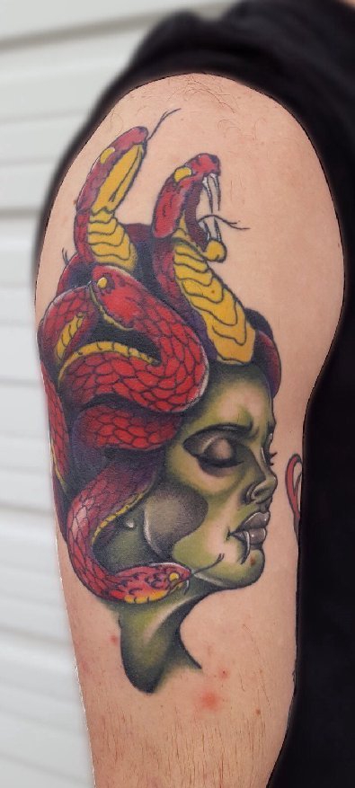 点击大图看下一张：手臂上满头红色蛇的美杜莎纹身图片