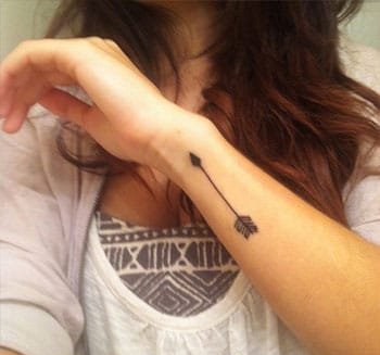 点击大图看下一张：女孩手腕上的清新小纹身图案欣赏