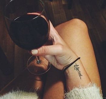 点击大图看下一张:女孩手腕上的清新小纹身图案欣赏