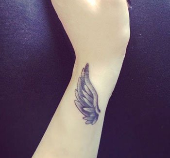 点击大图看下一张:女孩手腕上的清新小纹身图案欣赏