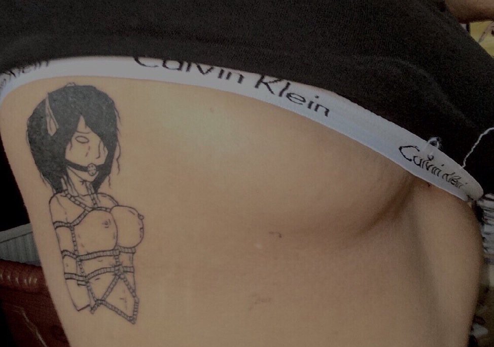 点击大图看下一张:女性侧肋上的捆绑裸体女子纹身图片