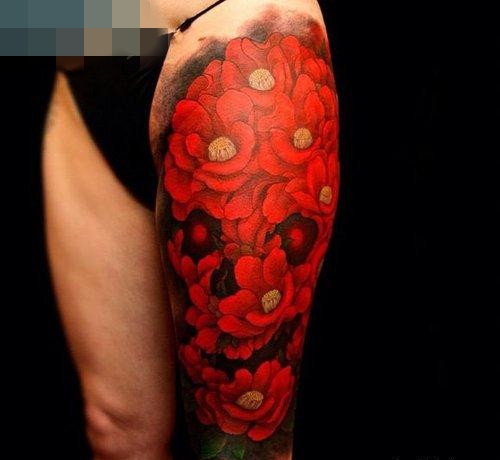 点击大图看下一张：腿部潮流经典的罂粟花骷髅纹身图案