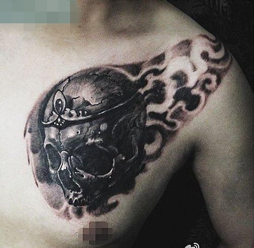 点击大图看下一张：胸前超帅很酷的黑灰骷髅纹身图案