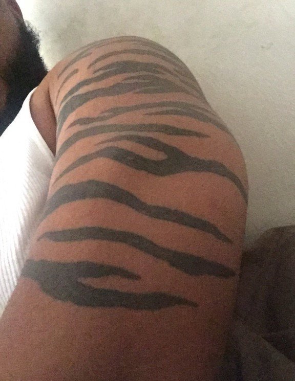 点击大图看下一张：霸气的老虎纹身男人手臂上黑色条纹纹身图片
