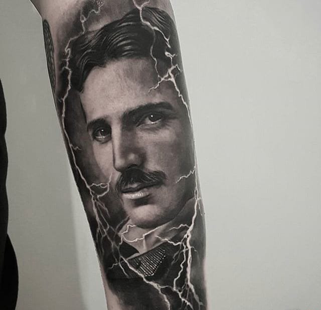 点击大图看下一张：黑灰色现实主义花臂纹身半臂人物肖像纹身图案
