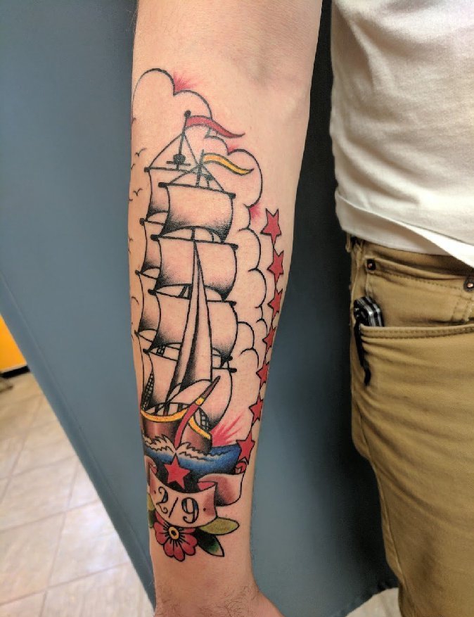 点击大图看下一张：男性手臂上帅气的彩色纹身小帆船图片