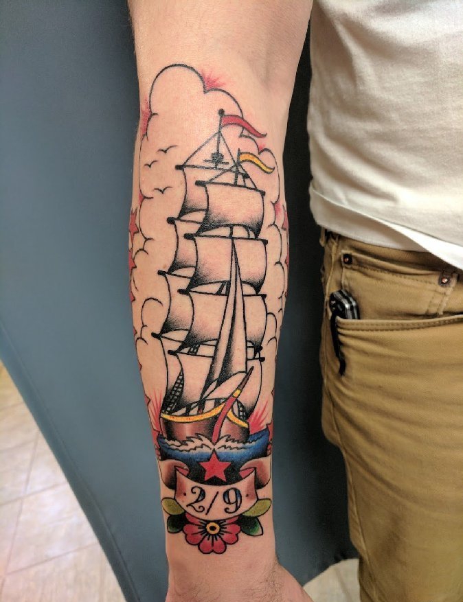 点击大图看下一张：男性手臂上帅气的彩色纹身小帆船图片