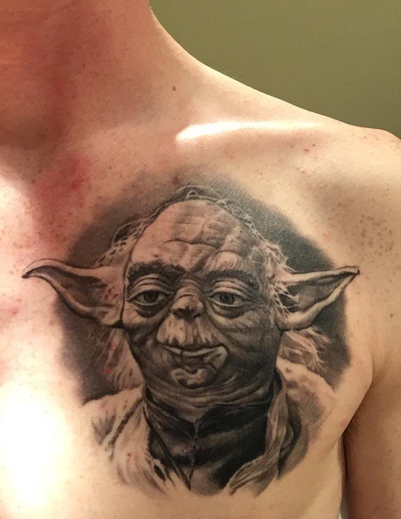 点击大图看下一张：男子左胸部上的电影形象尤达纹身图片