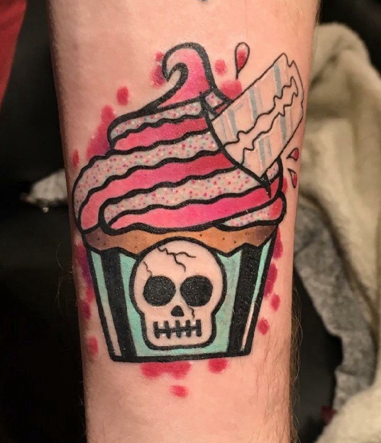 点击大图看下一张：手臂上彩色的骷髅头纸杯蛋糕纹身图片