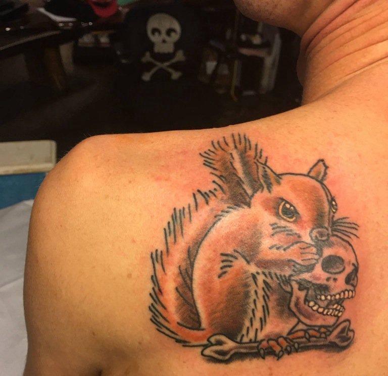 点击大图看下一张：男性后肩背上可怕的松鼠吃骷髅头纹身图片