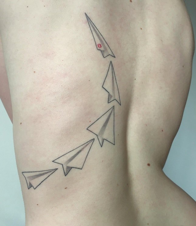 点击大图看下一张：女孩侧背上的多个折纸飞机纹身图片