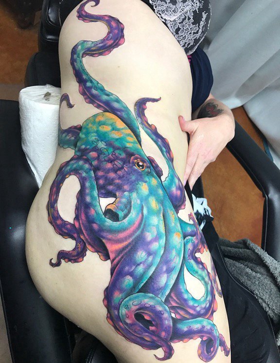 点击大图看下一张：女子侧臀部上漂亮的全彩色大章鱼纹身图片