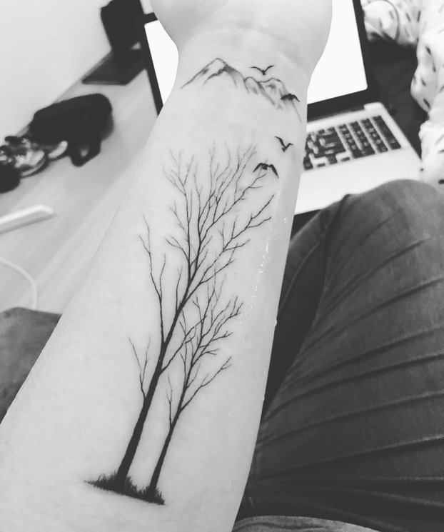 点击大图看下一张：手臂上黑色山和鸟和枯树枝纹身图片