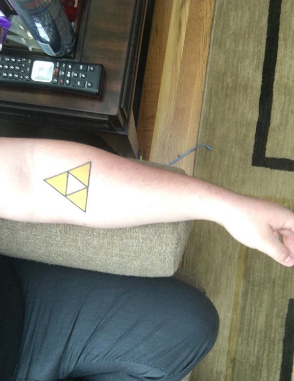 点击大图看下一张：手前臂上简单的几何三角形纹身图片