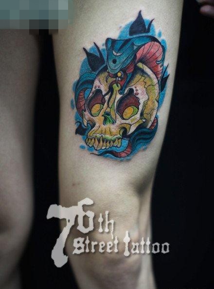 点击大图看下一张：女生腿部潮流经典的骷髅与蛇纹身图案