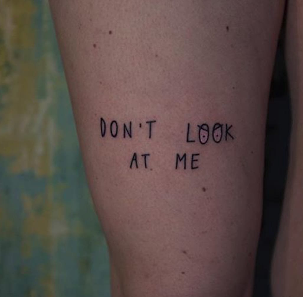 点击大图看下一张：黑色的英文纹身单词和人物抽象线条纹身图案