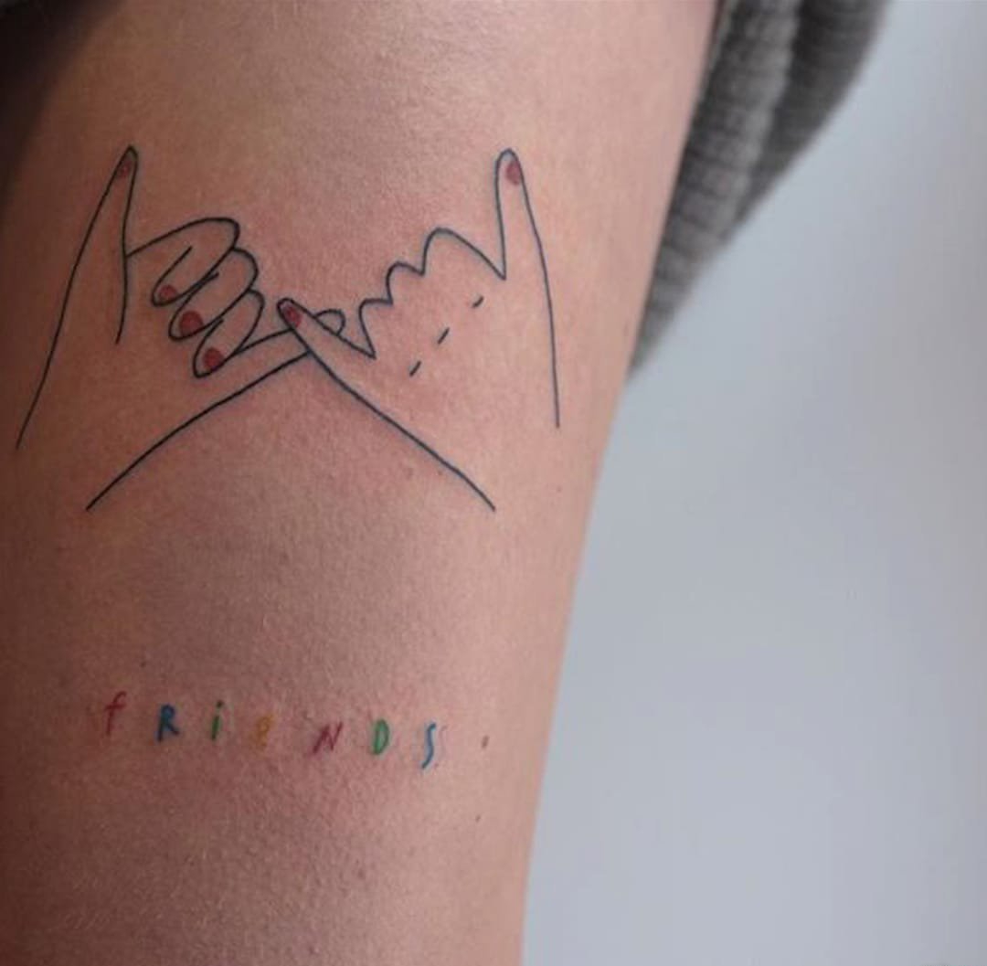 点击大图看下一张：黑色的英文纹身单词和人物抽象线条纹身图案