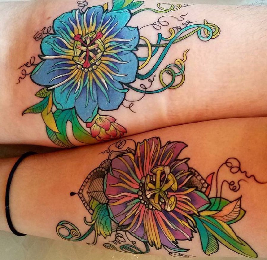 点击大图看下一张：两姐妹手臂上漂亮的彩色西番莲花纹身图片