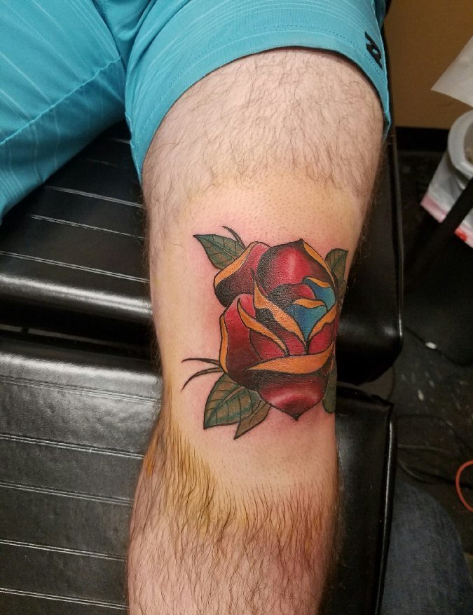 点击大图看下一张：男性膝盖上漂亮的红色玫瑰花朵纹身图案