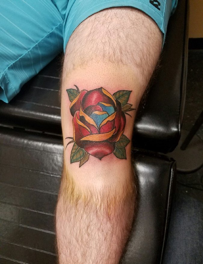 点击大图看下一张：男性膝盖上漂亮的红色玫瑰花朵纹身图案