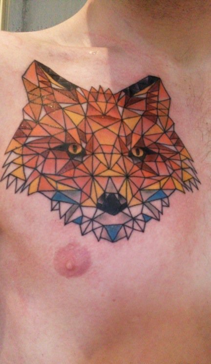 点击大图看下一张：男子右胸部上个性的几何三角形狐狸纹身图片