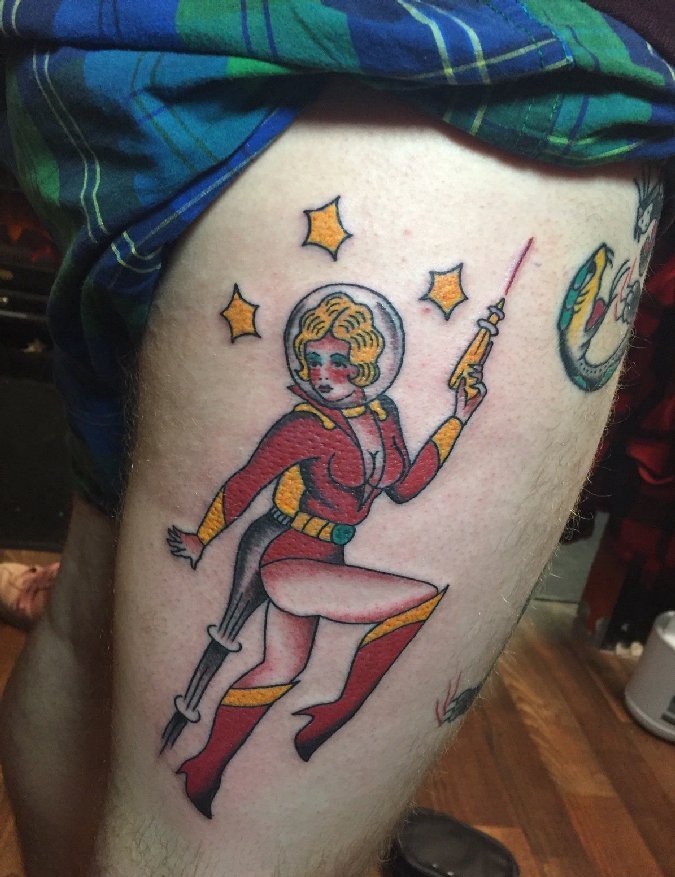 点击大图看下一张：大腿上漂亮的太空美女战士纹身图片