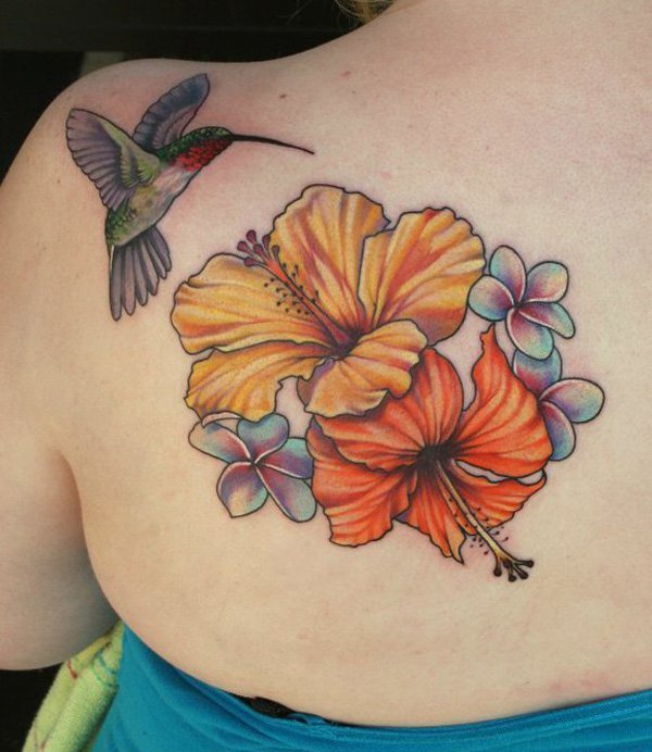 点击大图看下一张：女性左后肩背上漂亮的彩色花朵和蜂鸟纹身图片