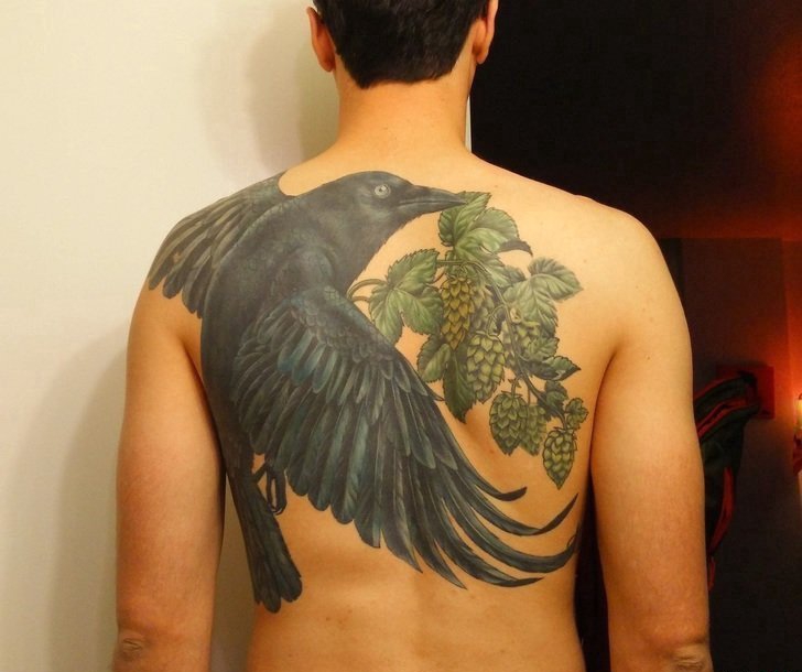 点击大图看下一张：男性后背大面积黑色乌鸦和啤酒花纹身图案
