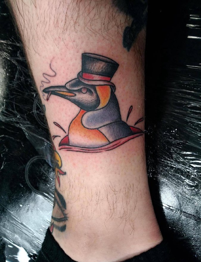 点击大图看下一张：男性脚腕上吸烟的企鹅纹身图片