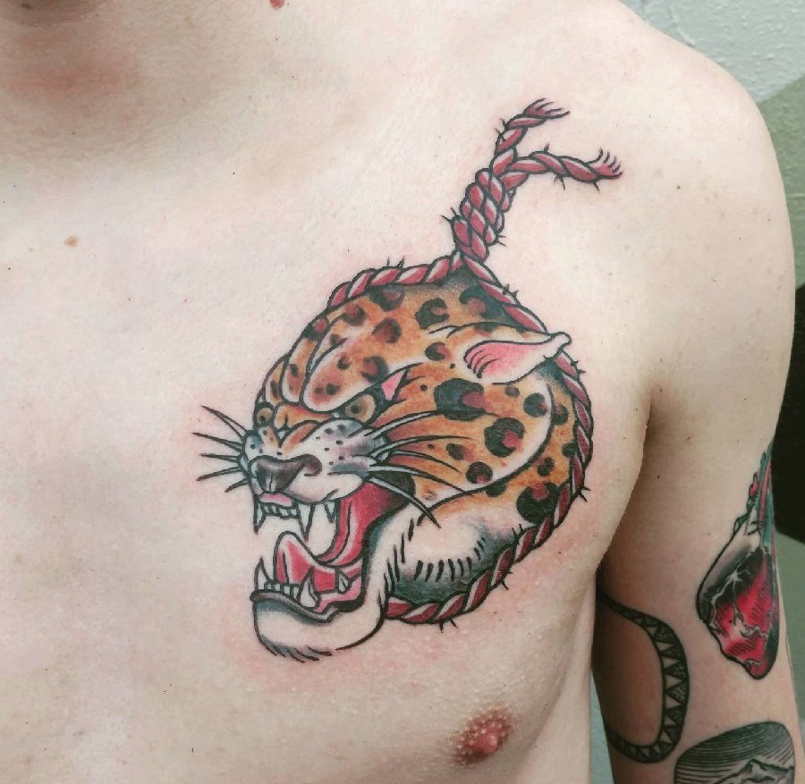 点击大图看下一张：男性胸部上帅气的动物纹身豹子图案