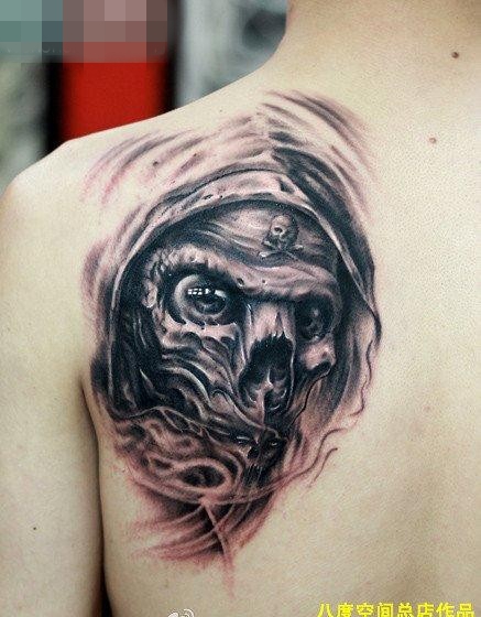 点击大图看下一张：男生后肩背很酷时尚的骷髅纹身图案