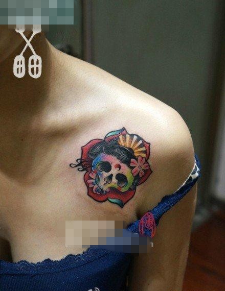 点击大图看下一张：女生肩膀处潮流小巧的彩色骷髅纹身图案