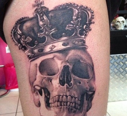 点击大图看下一张：腿部一张很酷经典的骷髅与皇冠纹身图案