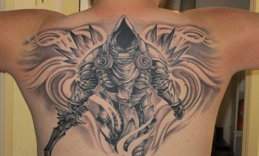点击大图看下一张：男性后背黑灰色霸气的大面积钢铁武士纹身图片
