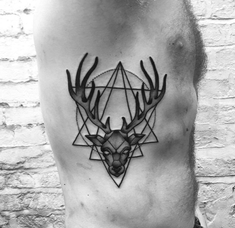 点击大图看下一张：男性右肋上黑灰色的立体几何图形和牡鹿头纹身图片
