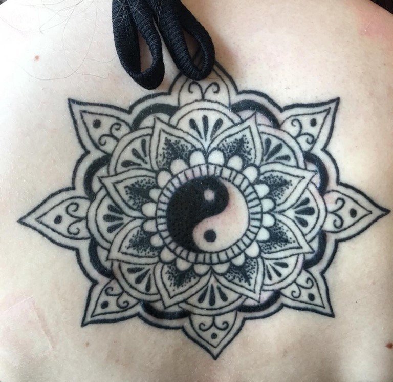 点击大图看下一张：漂亮的八卦太极图纹身和黑色曼陀罗纹身图片