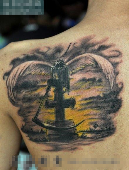 点击大图看下一张：男生后肩卡通版的死神纹身图案