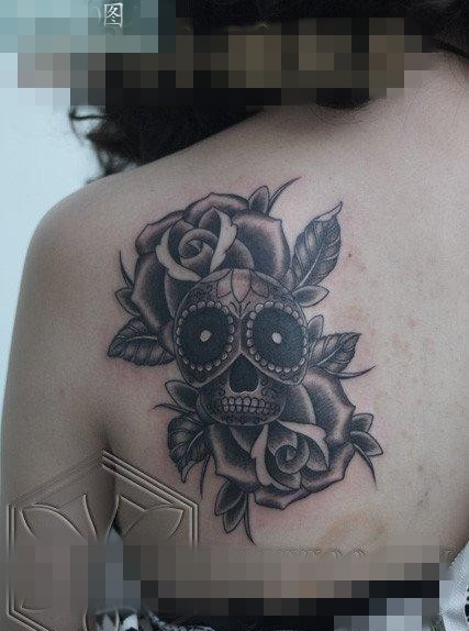 点击大图看下一张：女生肩背唯美的黑灰骷髅与玫瑰花纹身图案