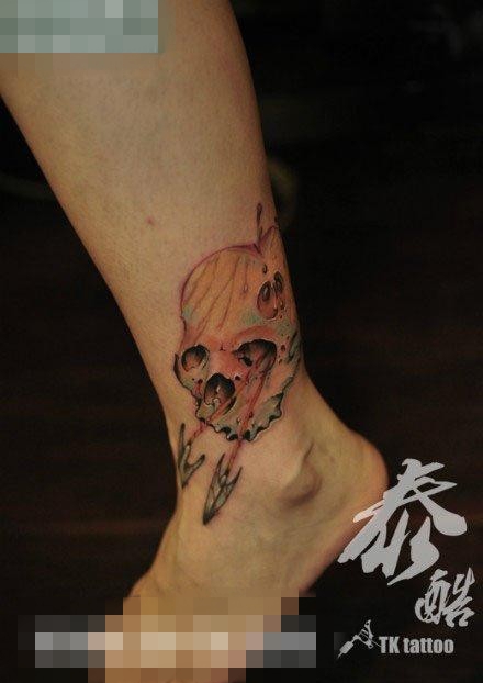 点击大图看下一张：女生腿部精美潮流的一张骷髅苹果纹身图案