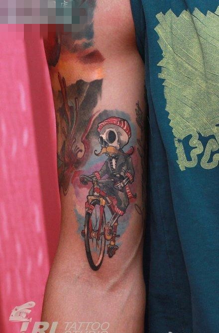 点击大图看下一张：手臂潮流经典的欧美骷髅纹身图案