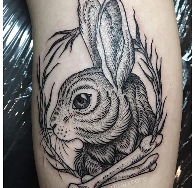 点击大图看下一张：黑色的点刺纹身动物图案纹身简单手稿兔子图案