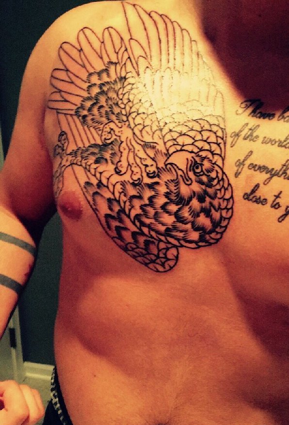 点击大图看下一张：男性右胸部黑色的坠落的老鹰纹身图案