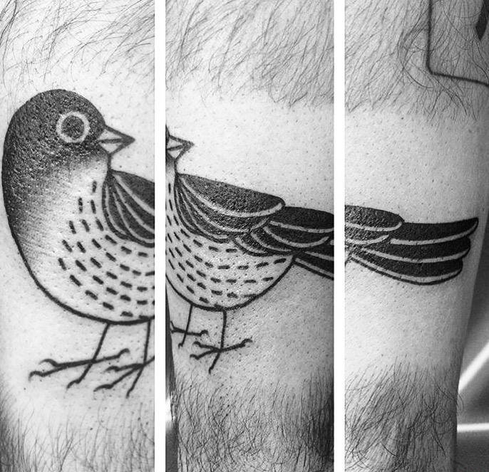 点击大图看下一张：腿部上一只可爱的燕子纹身图片
