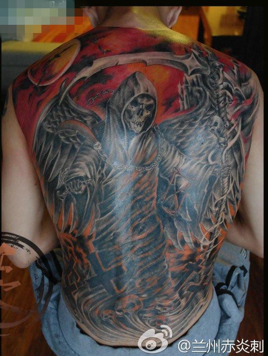 点击大图看下一张：男人后背经典帅气的满背死神纹身图案