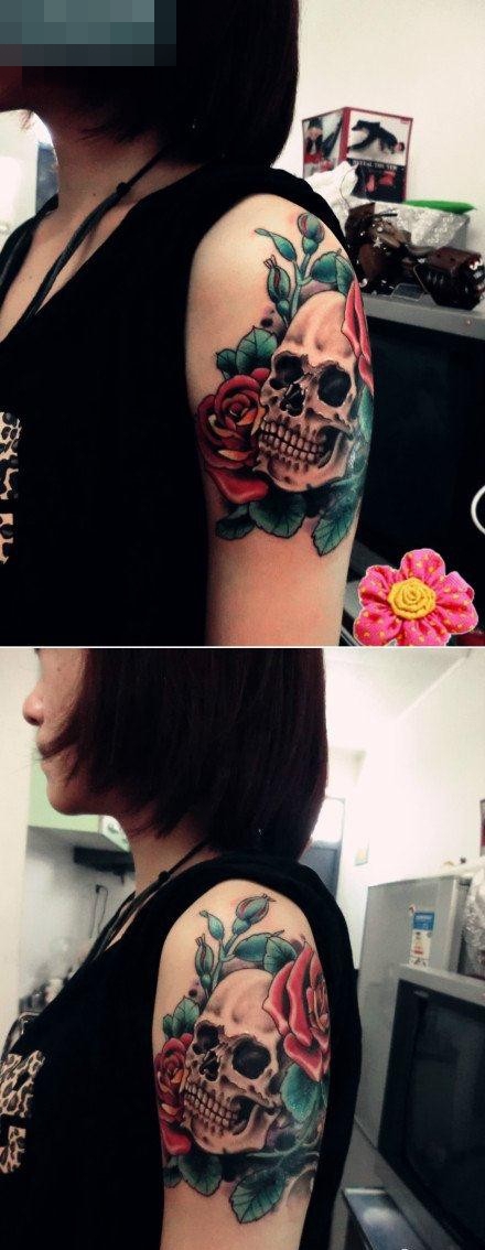 点击大图看下一张：女生手臂经典潮流的骷髅与玫瑰花纹身图案
