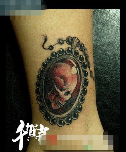点击大图看下一张：女生腿部潮流小巧的骷髅纹身图案