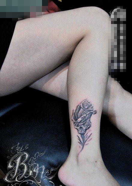 点击大图看下一张：女生腿部一张另类经典的骷髅玫瑰花纹身图案