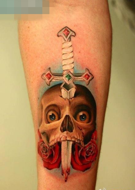 点击大图看下一张：手臂经典超帅的匕首与骷髅纹身图案