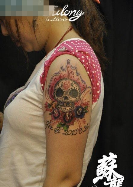 点击大图看下一张：手臂漂亮精美的欧美欧美花骷髅纹身图案