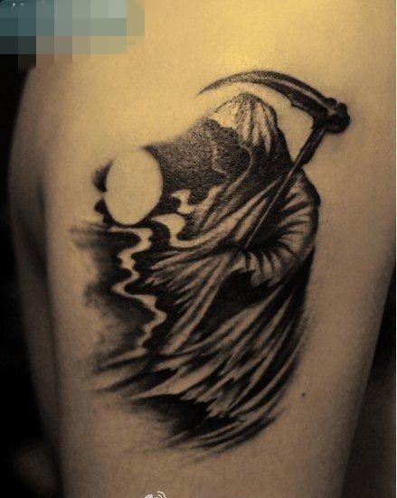 点击大图看下一张：手臂时尚帅气的黑灰死神纹身图案